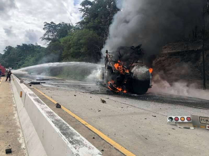 รถบรรทุกน้ำมันคว่ำ รถบรรทุกน้ำมันคว่ำ