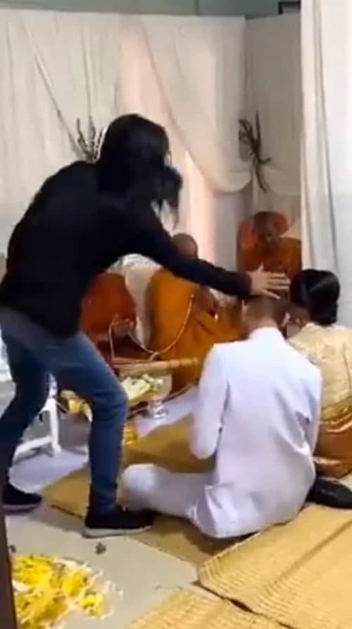 พระเล่านาทีเมียหลวงบุกงานแต่ง พระเล่านาทีเมียหลวงบุกงานแต่ง