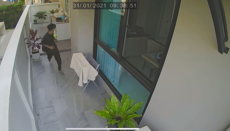 อุ้มลูกหนีหนุ่มคลั่งบุกบ้าน อุ้มลูกหนีหนุ่มคลั่งบุกบ้าน