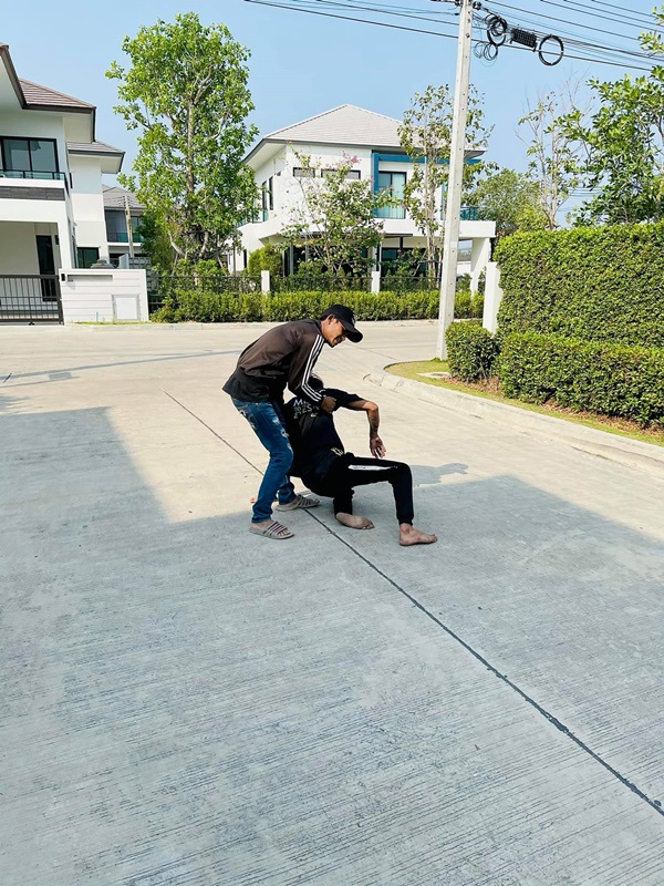 อุ้มลูกหนีหนุ่มคลั่งบุกบ้าน อุ้มลูกหนีหนุ่มคลั่งบุกบ้าน