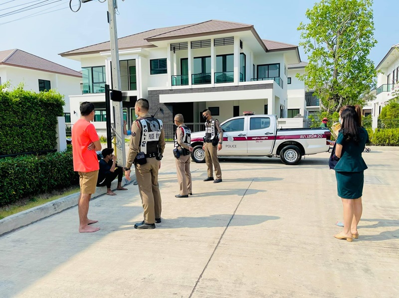 อุ้มลูกหนีหนุ่มคลั่งบุกบ้าน อุ้มลูกหนีหนุ่มคลั่งบุกบ้าน