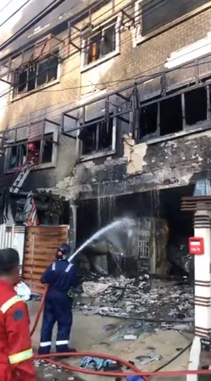 ไฟไหม้ อาคารถล่ม ไฟไหม้ อาคารถล่ม