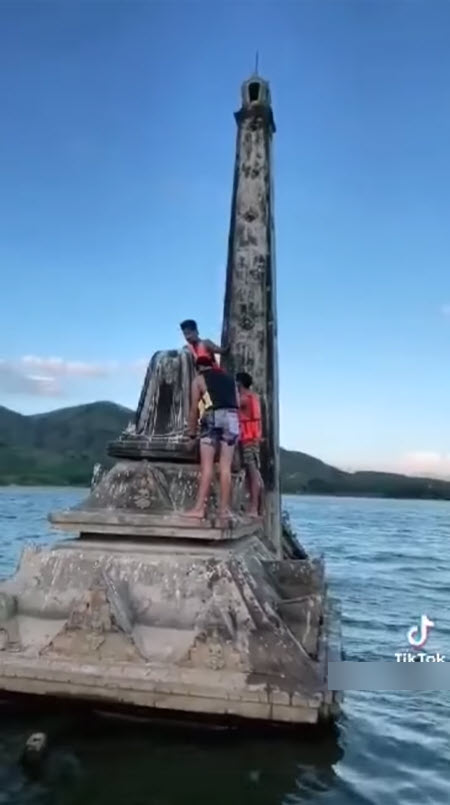 ปีนเมรุเก่าจมน้ำ ปีนเมรุเก่าจมน้ำ