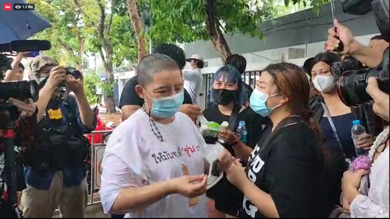 แม่เพนกวิน โกนหัว แม่เพนกวิน โกนหัว