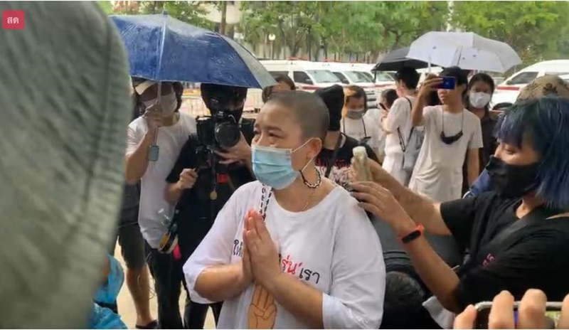 แม่เพนกวิน โกนหัว แม่เพนกวิน โกนหัว