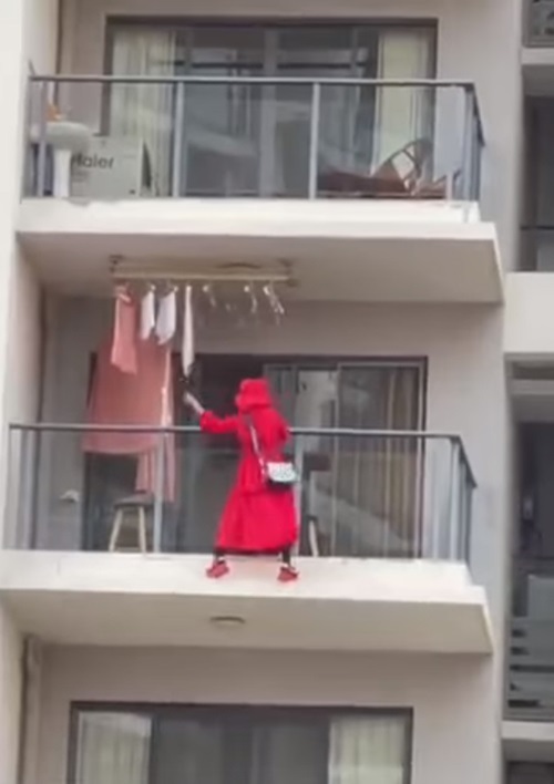 สาวชุดแดงตกคอนโด สาวชุดแดงตกคอนโด