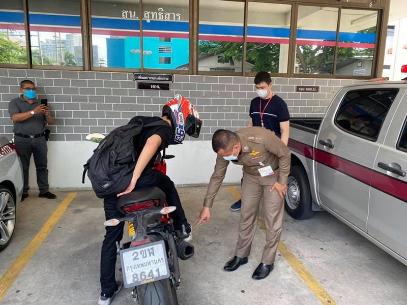 มอเตอร์ไซค์ชนรถหรู มอเตอร์ไซค์ชนรถหรู