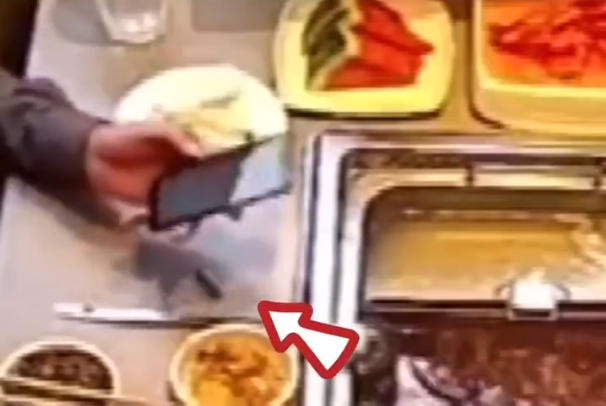 โยนแมลงสาบลงหม่าล่า ขอกินฟรี โยนแมลงสาบลงหม่าล่า ขอกินฟรี