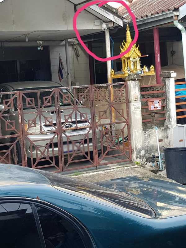 เพื่อนบ้านติดกล้องหันหน้าเข้ามา เพื่อนบ้านติดกล้องหันหน้าเข้ามา
