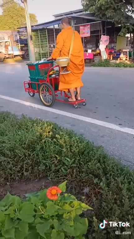 พระใช้สกู๊ตเตอร์บิณฑบาต พระใช้สกู๊ตเตอร์บิณฑบาต