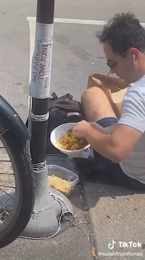 คนส่งอาหารแอบกินของลูกค้า คนส่งอาหารแอบกินของลูกค้า