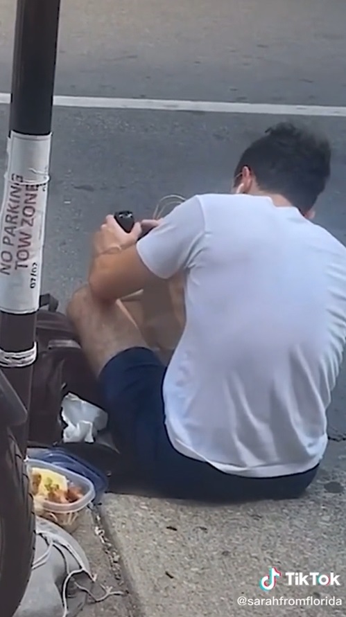 คนส่งอาหารแอบกินของลูกค้า คนส่งอาหารแอบกินของลูกค้า