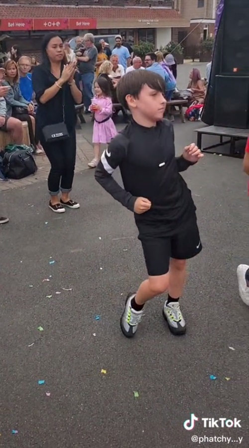 เด็กฝรั่งเซิ้งลำซิ่ง เด็กฝรั่งเซิ้งลำซิ่ง