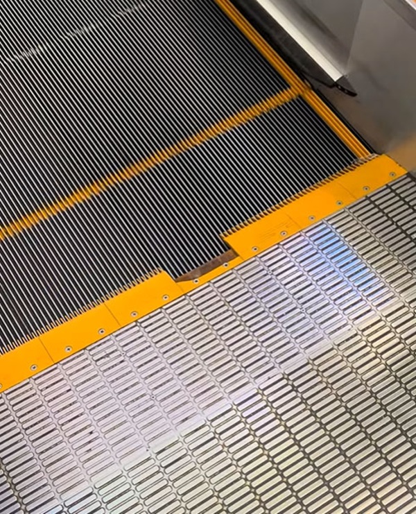 บันไดเลื่อน สยามพารากอน ดูดรองเท้า บันไดเลื่อน สยามพารากอน ดูดรองเท้า