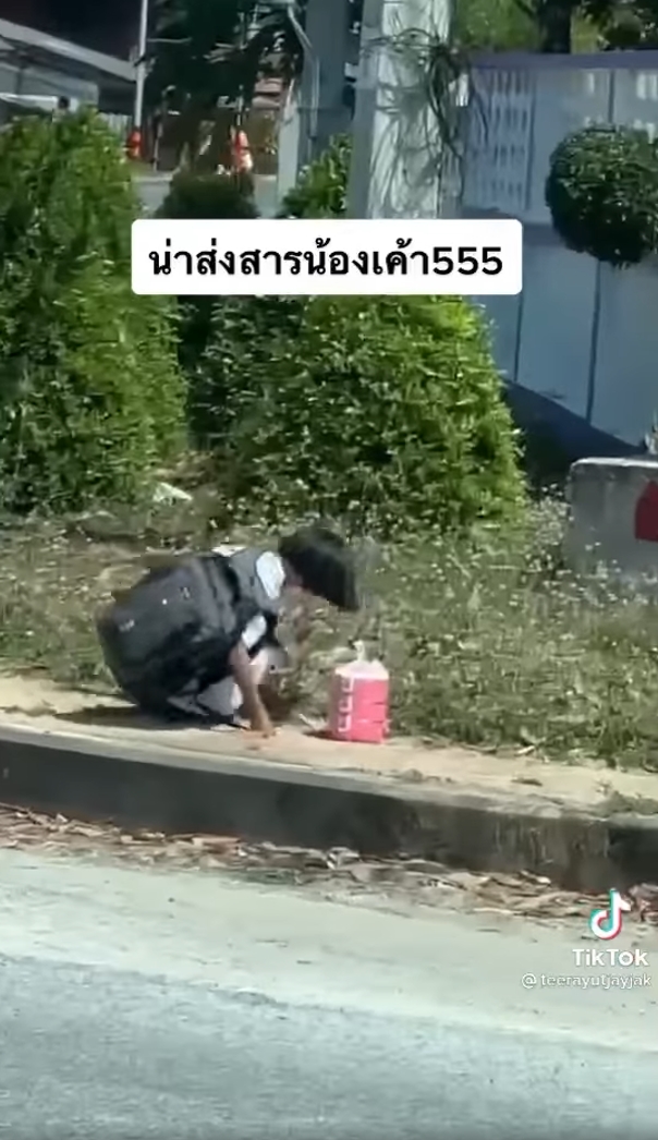 นักเรียนแบกกระเป๋า นักเรียนแบกกระเป๋า