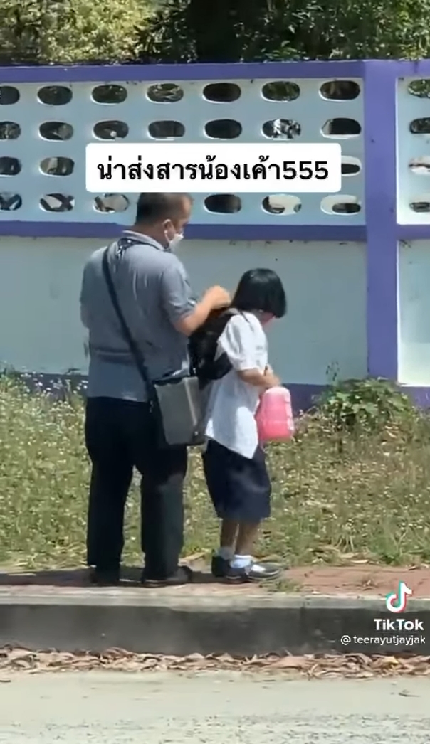 นักเรียนแบกกระเป๋า นักเรียนแบกกระเป๋า