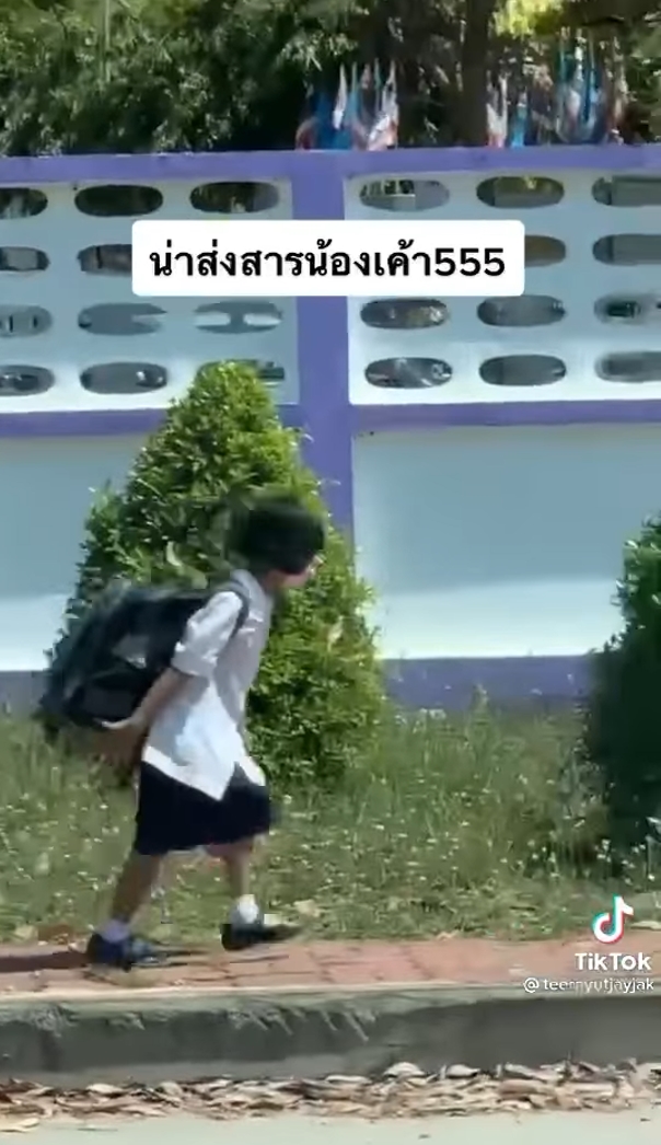นักเรียนแบกกระเป๋า นักเรียนแบกกระเป๋า