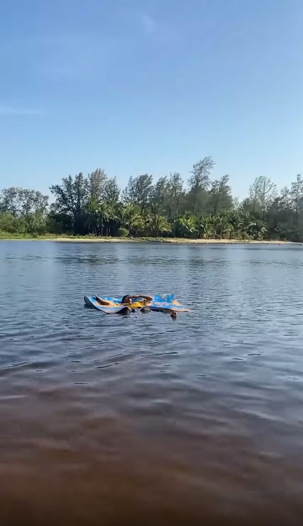 นอนบนเสื่อลอยน้ำ นอนบนเสื่อลอยน้ำ