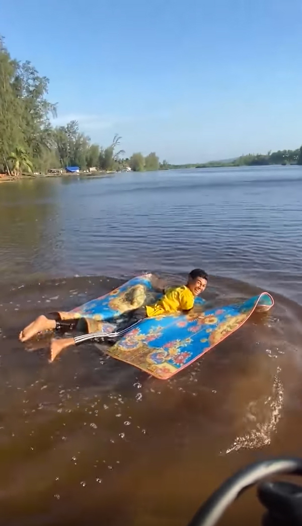 นอนบนเสื่อลอยน้ำ นอนบนเสื่อลอยน้ำ