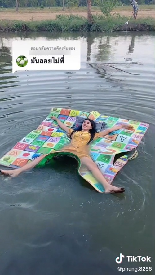 นอนบนเสื่อลอยน้ำ นอนบนเสื่อลอยน้ำ