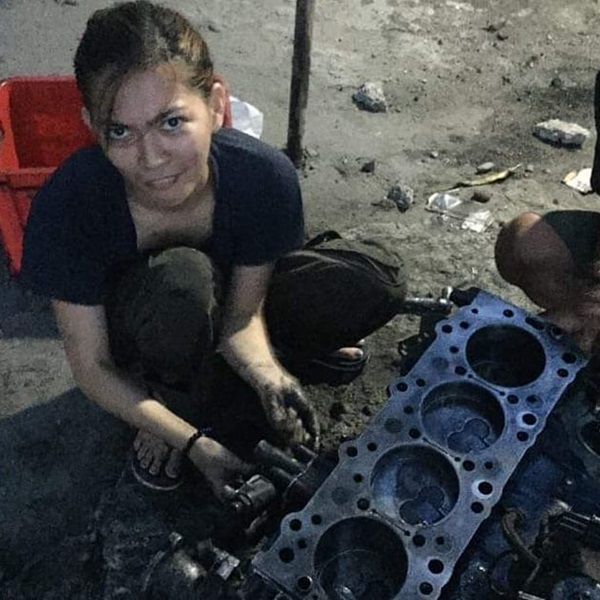 ช่างยนต์สาว ช่างยนต์สาว