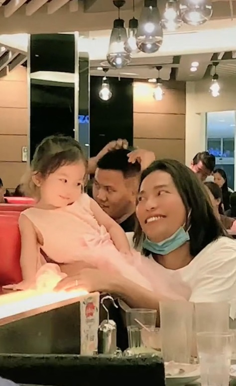 เด็กหญิงเล่นหูเล่นตา เด็กหญิงเล่นหูเล่นตา