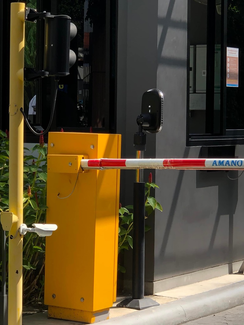 ไม้กั้นตกใส่หัว ไม้กั้นตกใส่หัว