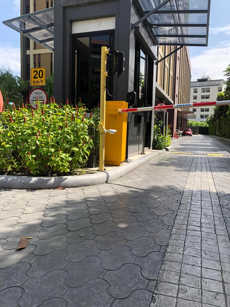 ไม้กั้นตกใส่หัว ไม้กั้นตกใส่หัว