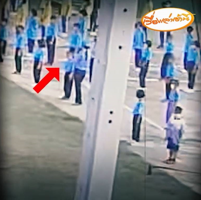 ผอ. ตบหัวเด็กนักเรียน ผอ. ตบหัวเด็กนักเรียน