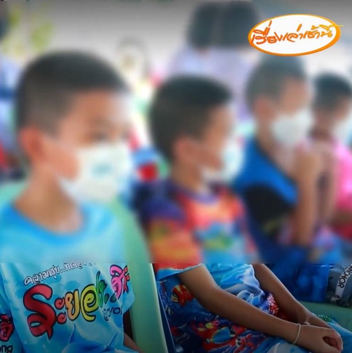 ผอ. ตบหัวเด็กนักเรียน ผอ. ตบหัวเด็กนักเรียน