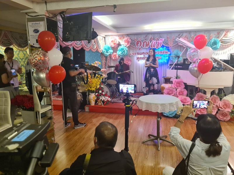 ปอ-โรเบิร์ต ร่วมงานวันเกิด แม่แตงโม ปอ-โรเบิร์ต ร่วมงานวันเกิด แม่แตงโม