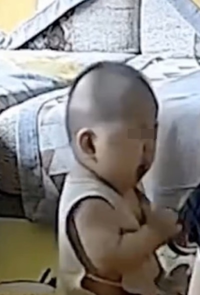 พ่อปล่อยลูกกินอึตัวเอง พ่อปล่อยลูกกินอึตัวเอง