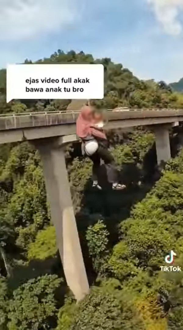 อุ้มลูกเล่นซิปไลน์ อุ้มลูกเล่นซิปไลน์