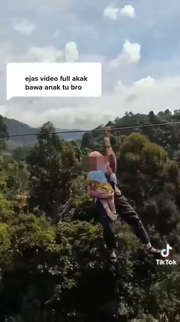 อุ้มลูกเล่นซิปไลน์ อุ้มลูกเล่นซิปไลน์