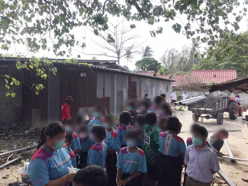 นักเรียนเกาะหลีเป๊ะกราบนายทุน นักเรียนเกาะหลีเป๊ะกราบนายทุน