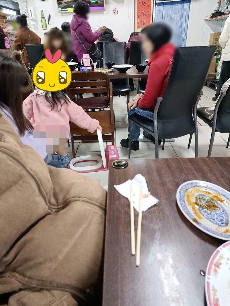 เด็กถ่ายกลางร้านอาหาร เด็กถ่ายกลางร้านอาหาร