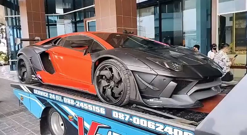 Lamborghini เบนซ์ เดม่อน Lamborghini เบนซ์ เดม่อน