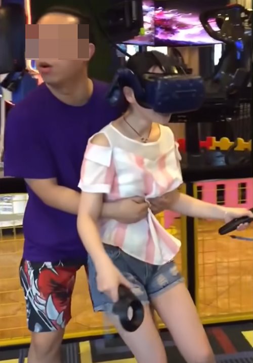 กอดสาวเล่นเกม VR กอดสาวเล่นเกม VR