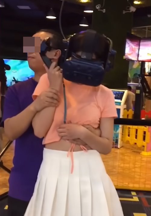 กอดสาวเล่นเกม VR กอดสาวเล่นเกม VR
