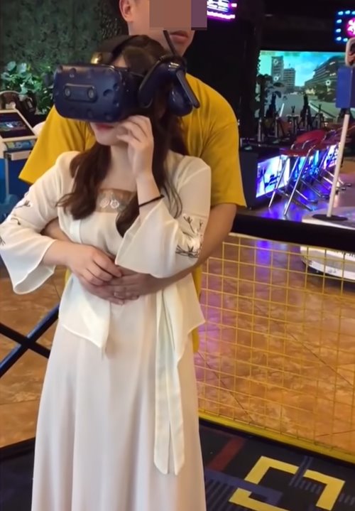 กอดสาวเล่นเกม VR กอดสาวเล่นเกม VR