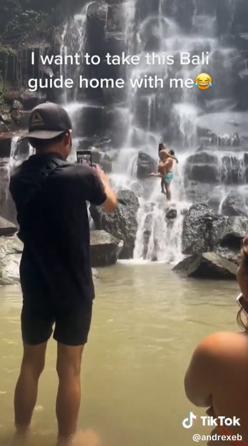 ไกด์ถ่ายรูปให้นักท่องเที่ยว ไกด์ถ่ายรูปให้นักท่องเที่ยว