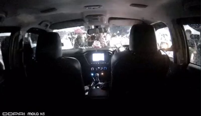 ปีนกระโปรงรถเต้น ปีนกระโปรงรถเต้น