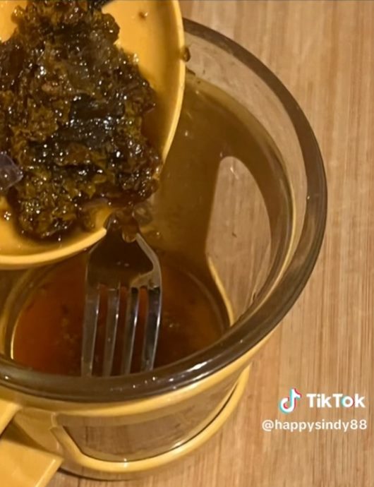 ผึ้งมาทำรังที่ระเบียง ผึ้งมาทำรังที่ระเบียง