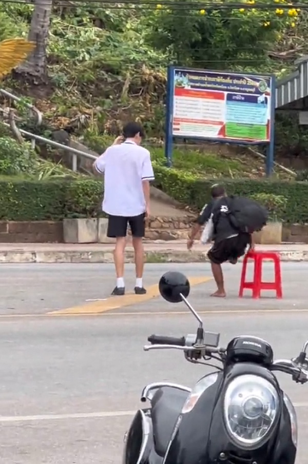 นักเรียนชายพายายข้ามถนน นักเรียนชายพายายข้ามถนน