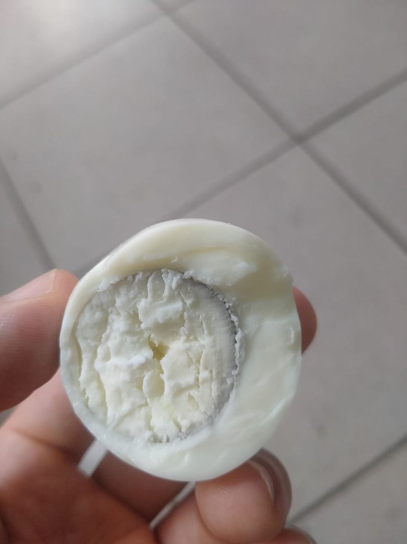 ไข่แดงเป็นสีขาว ไข่แดงเป็นสีขาว