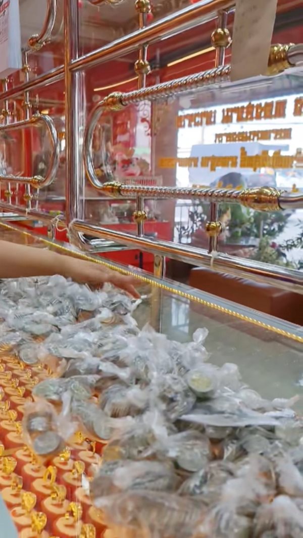 ขายผักบุ้งซื้อทองให้ลูก ขายผักบุ้งซื้อทองให้ลูก