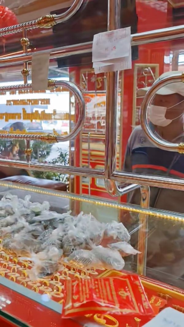 ขายผักบุ้งซื้อทองให้ลูก ขายผักบุ้งซื้อทองให้ลูก