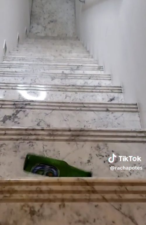 คลิปขวดกลิ้งตกบันได คลิปขวดกลิ้งตกบันได