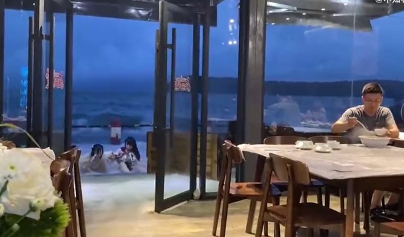 คลื่นซัดร้านอาหารริมทะเล คลื่นซัดร้านอาหารริมทะเล