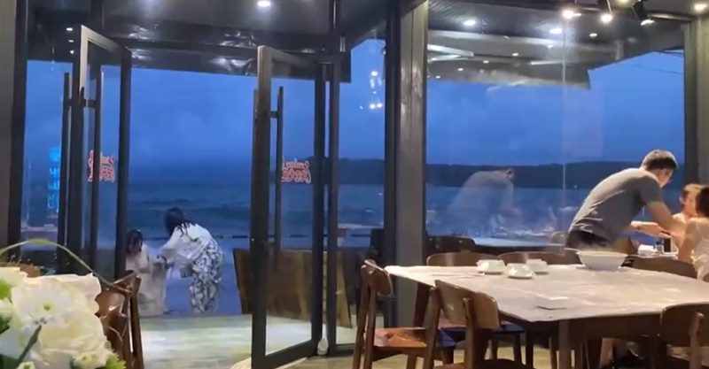 คลื่นซัดร้านอาหารริมทะเล คลื่นซัดร้านอาหารริมทะเล